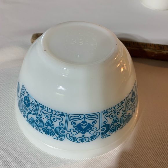 Vintage Pyrex. Excellent condition. No chips or cracks. - Picture 2 of 3